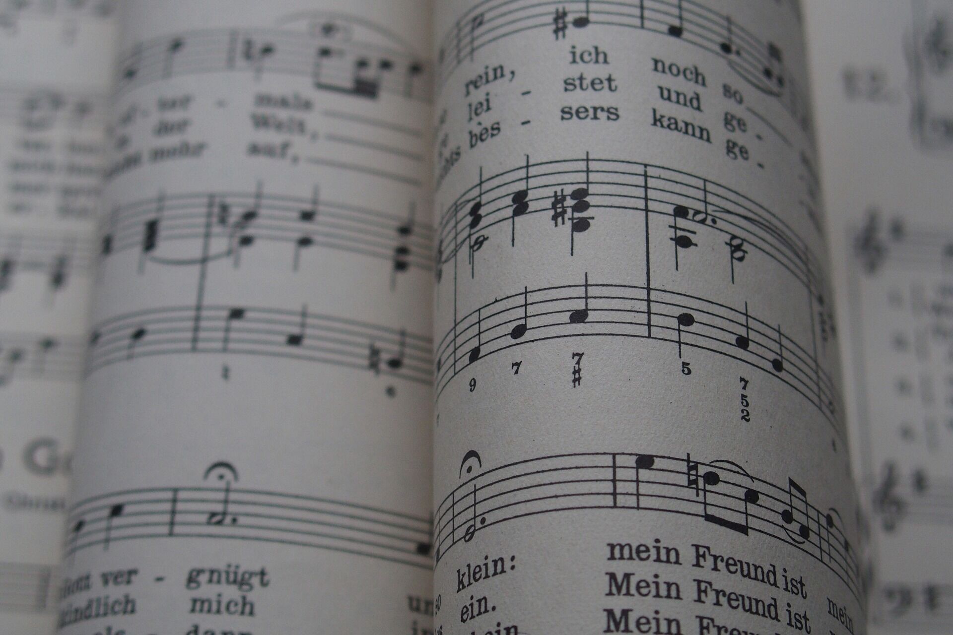music-997990_1920